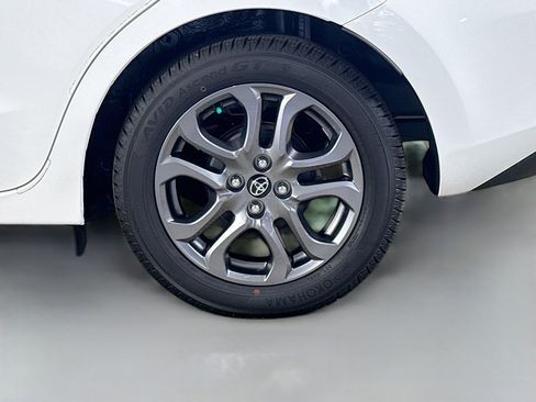 Used 2019 Toyota Yaris L image 37