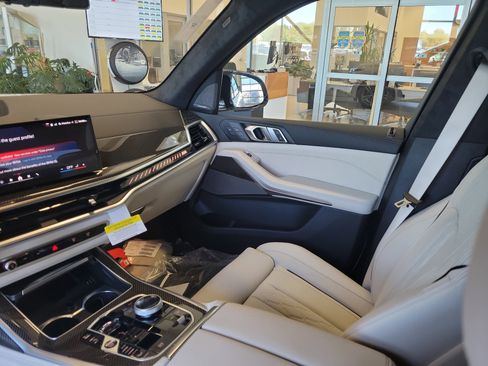 New 2026 BMW X7 M60i image 3