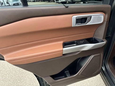 Used 2022 Ford Explorer King Ranch w/ Premium Technology Package image 13