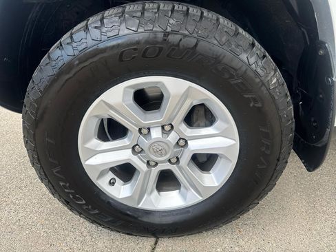 Used 2017 Toyota 4Runner SR5 AWD/4WD image 9