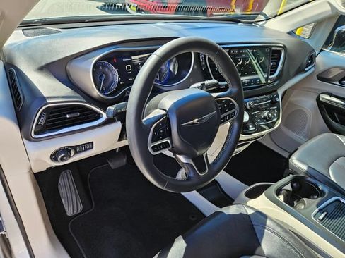 Used 2024 Chrysler Pacifica Touring-L FWD image 24
