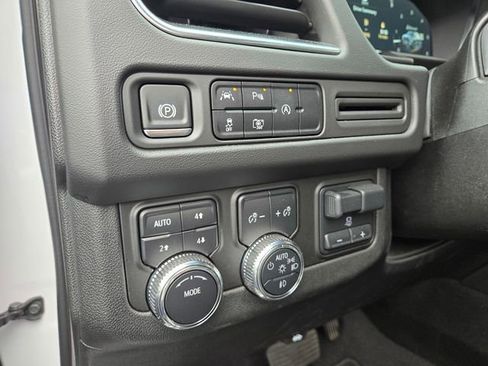 Used 2024 GMC Yukon SLT w/ SLT Luxury Package image 15