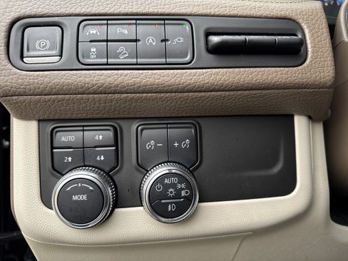 Used 2021 GMC Yukon XL Denali w/ Denali Premium Package image 19