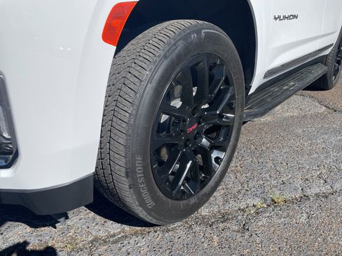 Used 2024 GMC Yukon SLT w/ SLT Luxury Package image 10