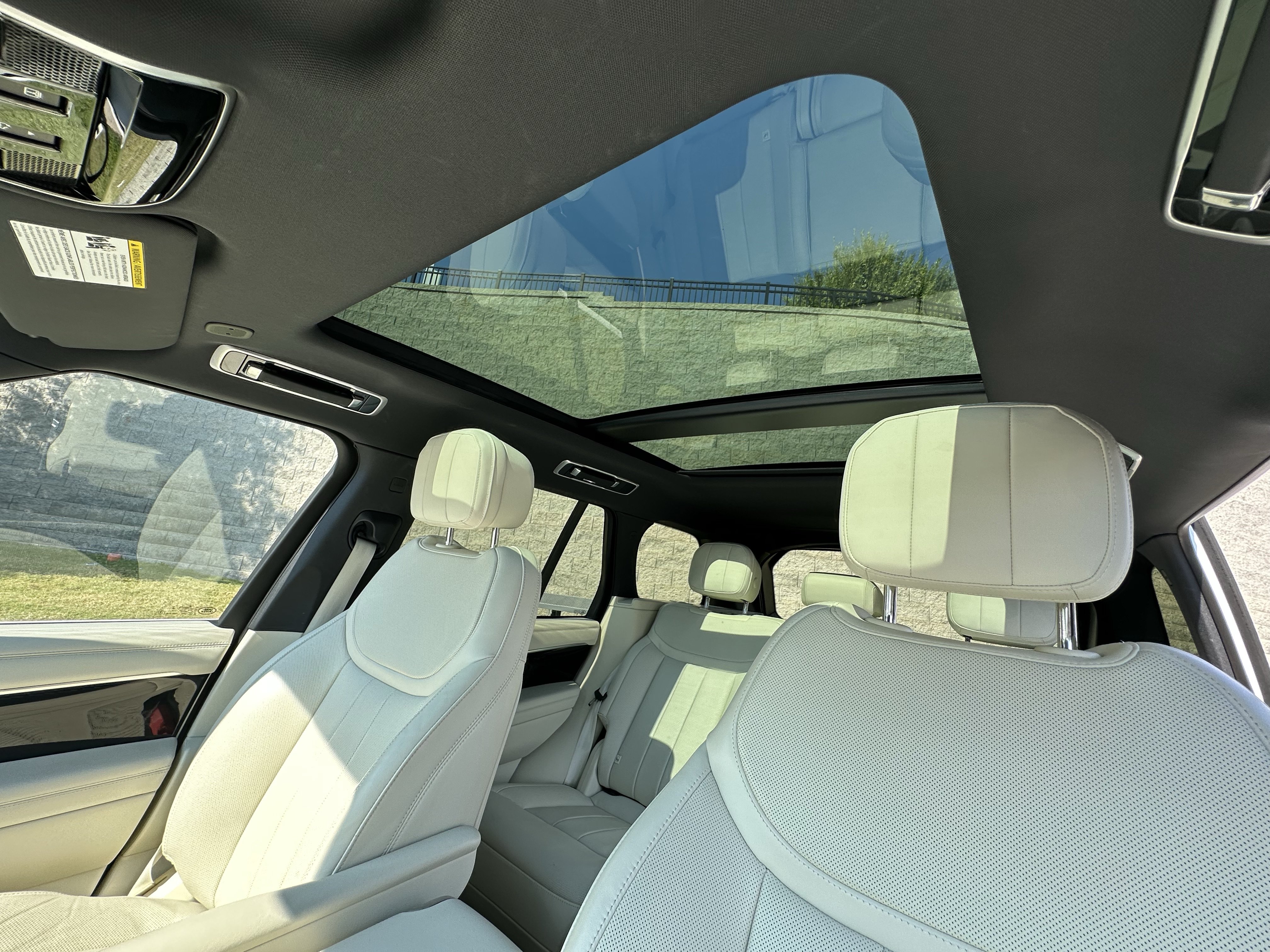 Certified 2025 Land Rover Range Rover SE AWD/4WD image 31