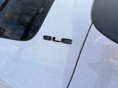 Used 2023 GMC Acadia SLE w/ Driver Convenience Package FWD image 6
