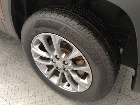 Used 2019 Jeep Cherokee Latitude Plus image 31