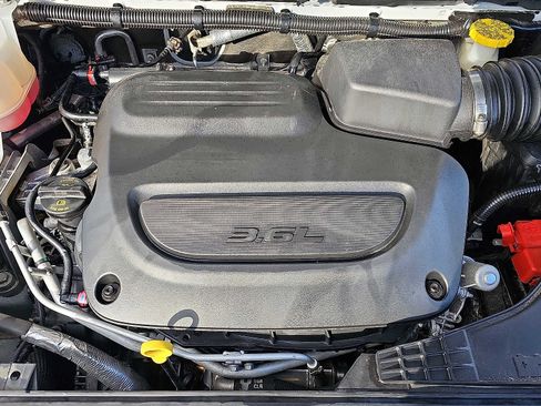 Used 2024 Chrysler Pacifica Touring-L image 30