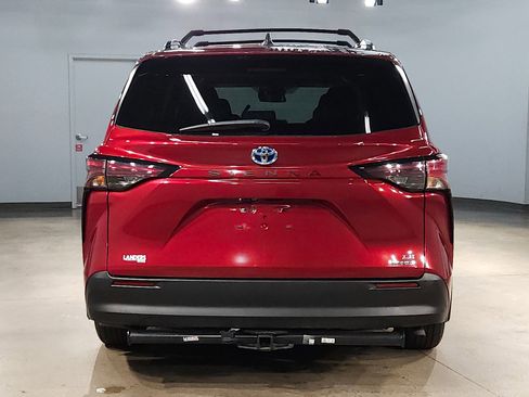 Used 2024 Toyota Sienna LE image 6