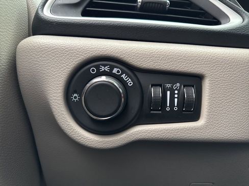 Used 2024 Chrysler Voyager LX image 17