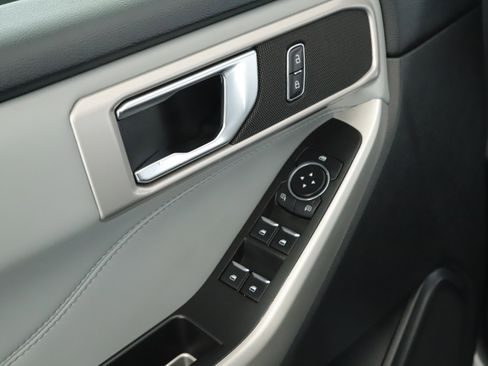 Used 2021 Ford Explorer XLT w/ Equipment Group 202A image 8