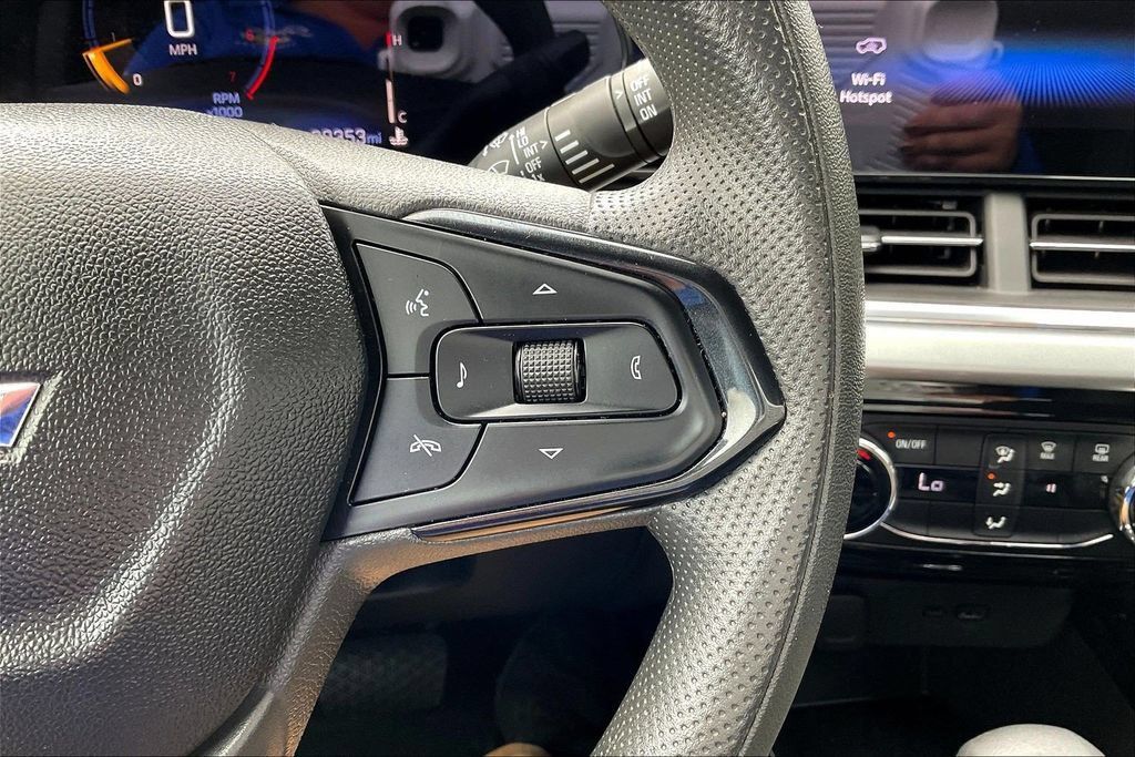 Used 2025 Chevrolet Trax LT FWD image 15