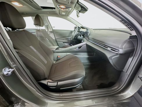 Used 2025 Hyundai Elantra SEL image 31