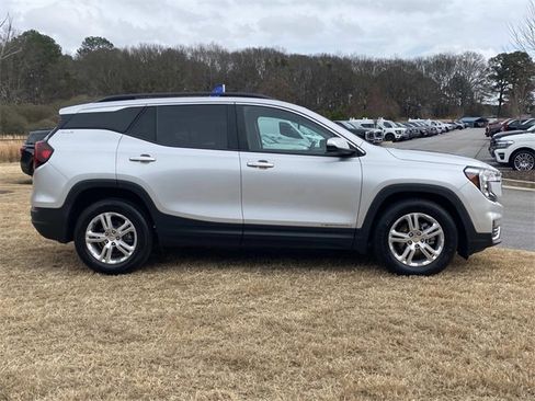 Used 2022 GMC Terrain SLE w/ Driver Convenience Package image 2