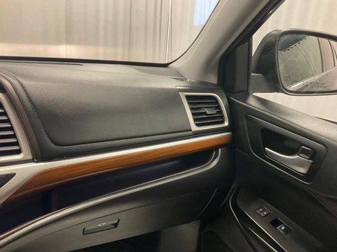 Used 2018 Toyota Highlander Limited AWD/4WD image 26