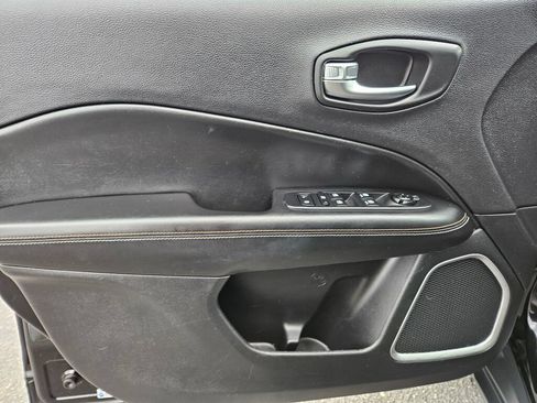 Used 2018 Jeep Compass Latitude AWD/4WD image 18