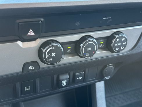 Used 2020 Toyota Tacoma SR5 RWD image 25
