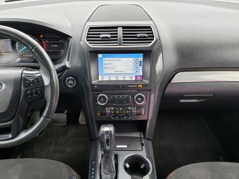 Used 2018 Ford Explorer XLT w/ Equipment Group 202A AWD/4WD image 15