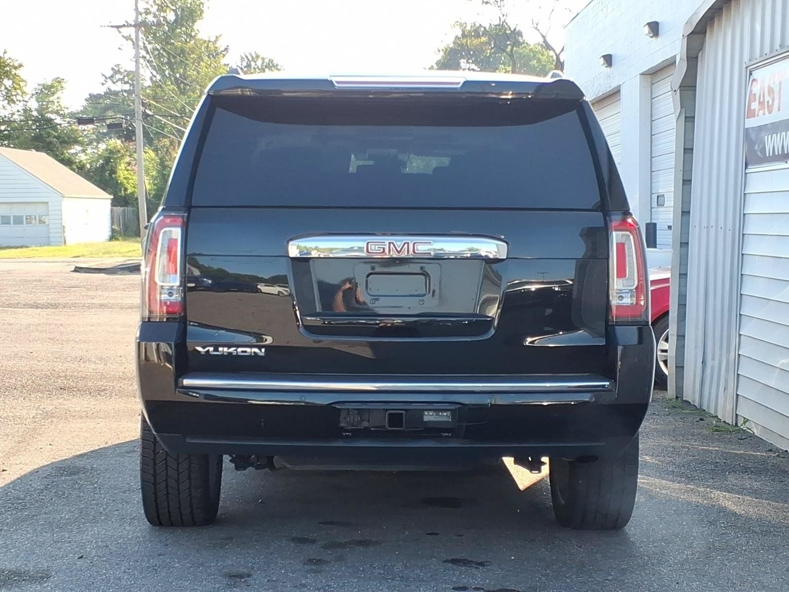 Used 2017 GMC Yukon Denali w/ Open Road Package AWD/4WD image 4