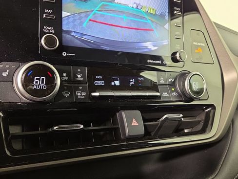 Used 2021 Toyota Highlander XLE AWD/4WD image 20