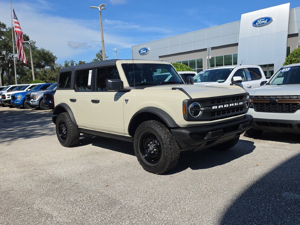 Used 2025 Ford Bronco 4-Door AWD/4WD image 2