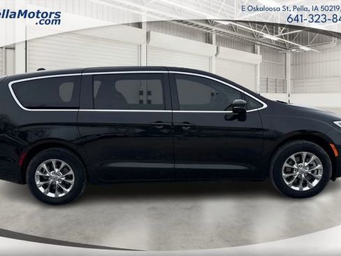 Used 2023 Chrysler Pacifica Touring-L image 2
