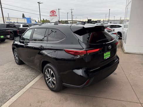 Used 2023 Toyota Highlander XLE AWD/4WD image 4