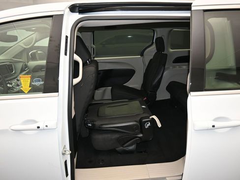 Used 2023 Chrysler Voyager LX image 37