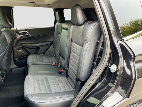 New 2025 Mitsubishi Outlander SE image 24