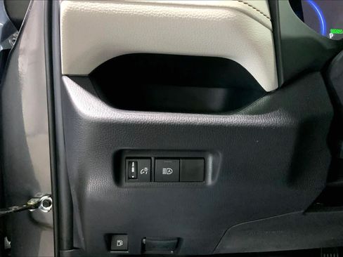 Used 2025 Toyota RAV4 XLE AWD/4WD image 35