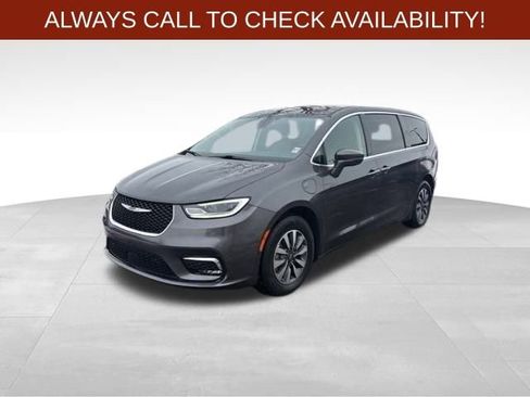 Used 2022 Chrysler Pacifica Touring-L w/ Uconnect Theater Family Group image 3