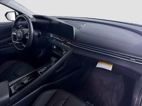 Certified 2025 Hyundai Elantra Limited image 31