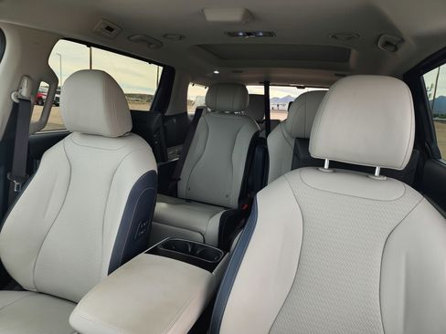 Used 2025 Kia Carnival SX Prestige FWD image 19