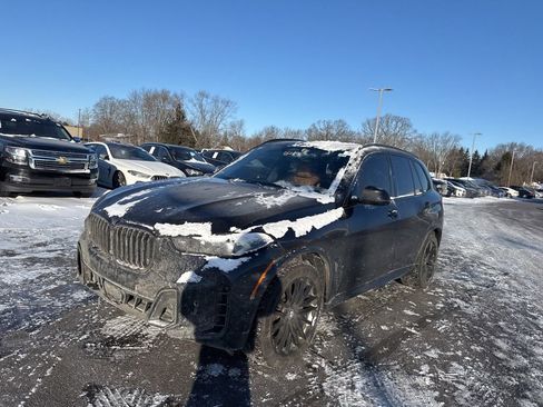 Used 2024 BMW X5 xDrive40i w/ M Sport Package image 3
