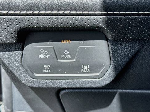 Used 2024 Volkswagen Atlas SE w/ Black Wheel Package FWD image 11