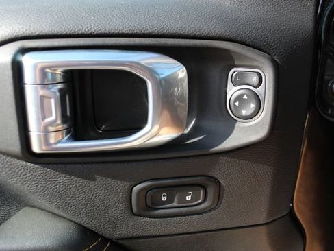 Used 2025 Jeep Wrangler Unlimited Sahara AWD/4WD image 15