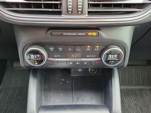 Used 2020 Ford Escape Titanium image 36