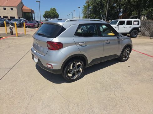 Used 2025 Hyundai Venue SEL FWD image 7
