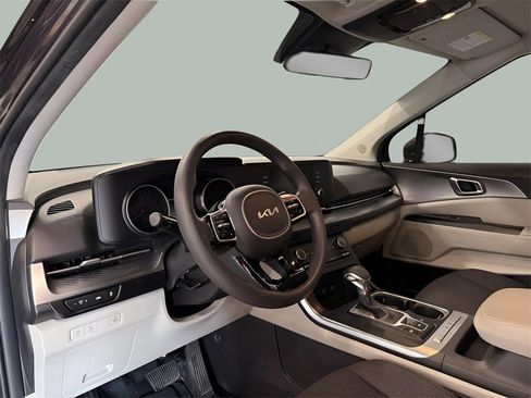 Used 2022 Kia Carnival LX image 18