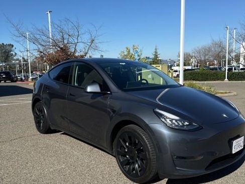 Used 2021 Tesla Model Y Long Range image 4