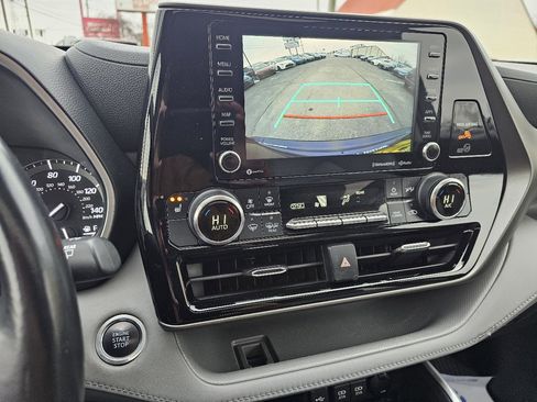 Used 2020 Toyota Highlander XLE image 18