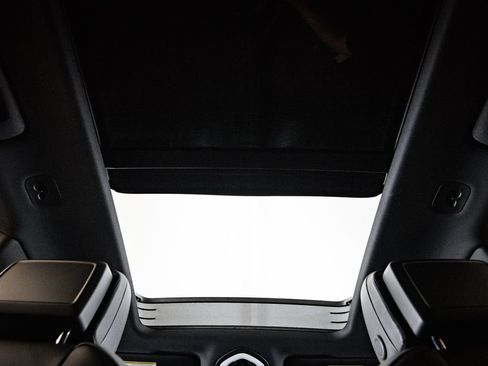 Certified 2023 Porsche Macan AWD/4WD image 30