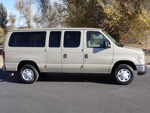 Used 2009 Ford E-350 and Econoline 350 Super Duty Wagon image 3