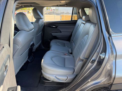 Used 2022 Toyota Highlander XLE image 18