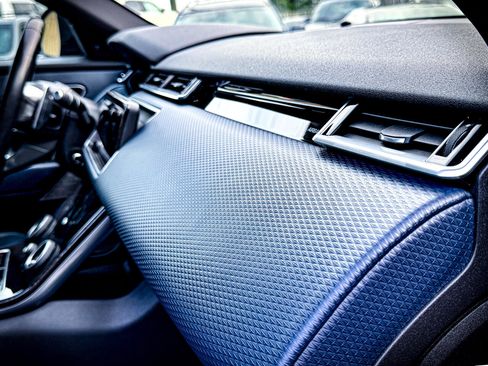 Used 2018 Land Rover Range Rover Velar R-Dynamic SE image 32