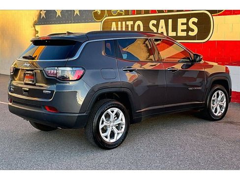 Used 2024 Jeep Compass Latitude image 2