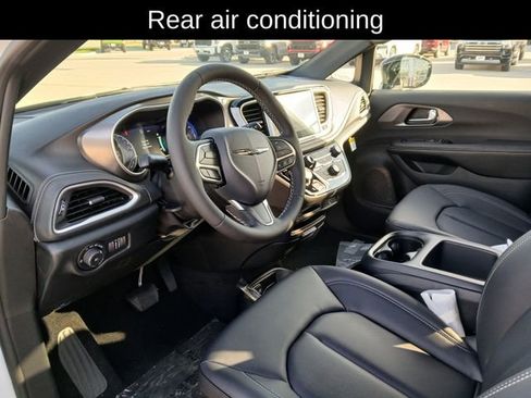 New 2026 Chrysler Pacifica Select image 11
