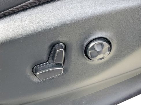 Used 2024 Chrysler Pacifica Limited FWD image 9