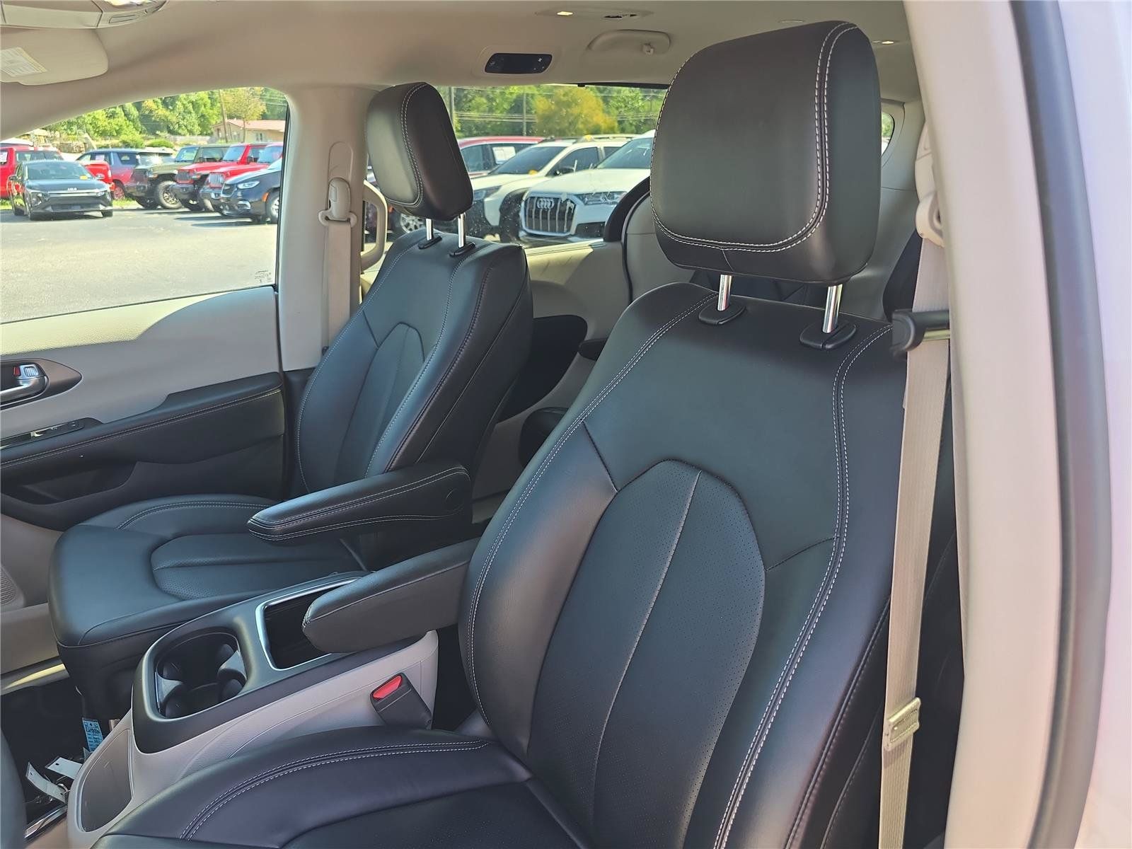 Used 2024 Chrysler Pacifica Touring-L FWD image 19