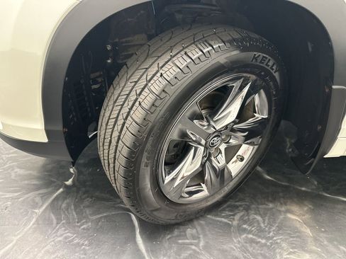 Used 2019 Toyota Highlander Limited Platinum AWD/4WD image 35